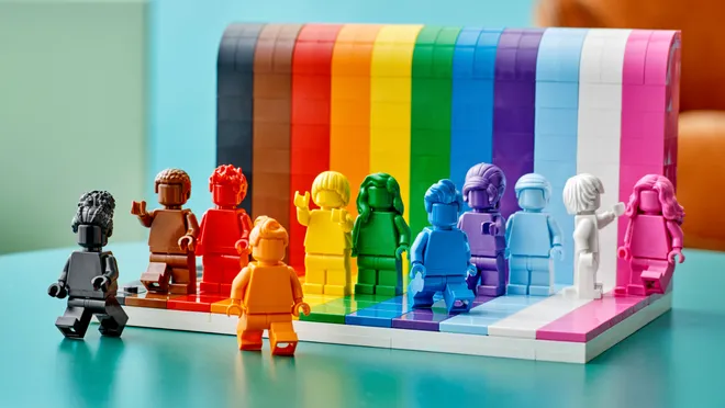 แบรนด์ของเล่นตัวต่ออย่าง LEGO ได้นำเสนอสินค้าในแคมเปญ Everyone is Awesome โดยมีพาร์ทเนอร์ร่วมแคมเปญเป็น Stonewell องค์กรสนับสนุนกลุ่ม LGBTQ+ เพื่อนำรายได้ส่วนหนึ่งจากการขายไปเป็นทุนการศึกษา